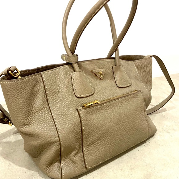 Authentic Prada leather bag in Taupe / cream - Picture 5 of 11